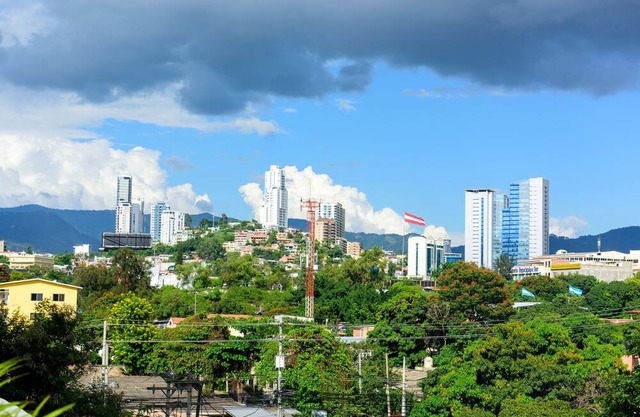 Condo in Tegucigalpa w King Bed, A/C & pool, sleeps 4, 10 min to Multiplaza