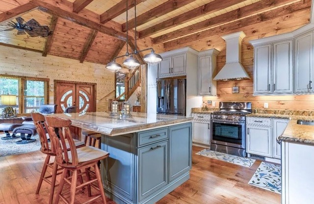 Family Retreat, 4 Bd, 3.5 ba, WIFI, Hot Tub, pool table, fooseball, fire pit!