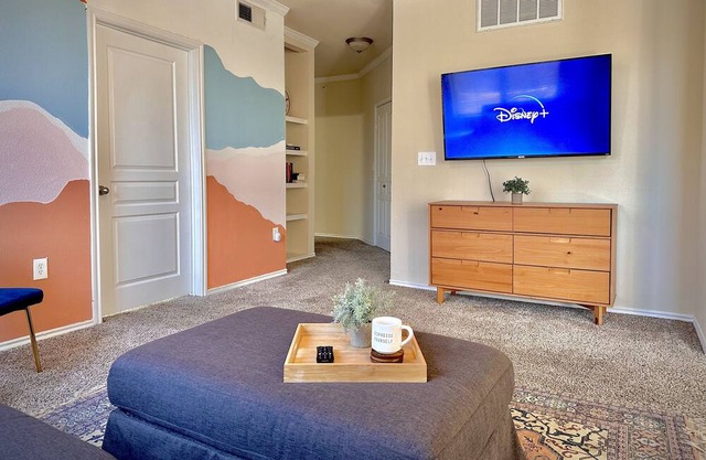 Spacious Sunset Getaway w/ hot tub/gym/pool in an amazing centralized location