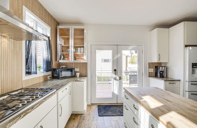 Bright Chicago Home w/ Backyard < 5 Mi to Downtown