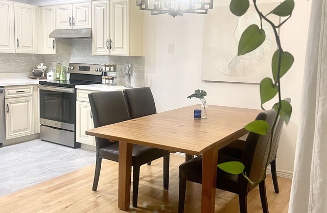 Modern 3 bed/2bath Townhome w 2 carports. 65inch TV/Fireplace/Wood Floors