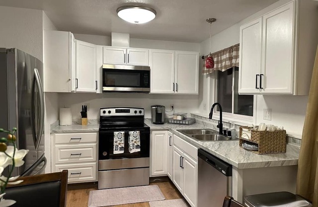 Family friendly, centrally-located 10 minutes to Down town,15 min from airport