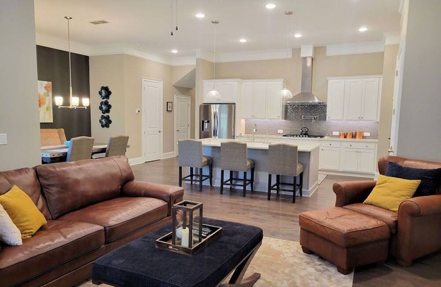 Lovely new home in a quiet gated community within 1 mile from Downtown Woodstock