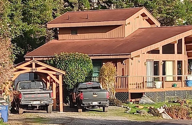 Beautiful Brookings Home with Ocean View and Jacuzzi