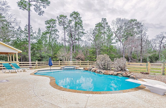 Country Getaway Magnolia Forest Home in 10 A Lot