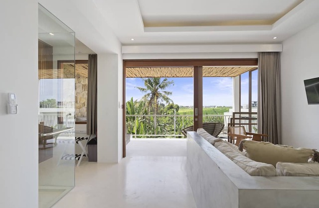 Cozy Apartment w/Sunset View & Balcony in Canggu