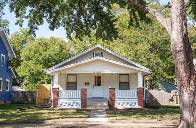 Bungalow of your DREAMS!! Room for the whole family and pet friendly.