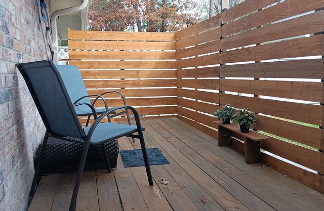 Forest Glade tuck in 10 minutes from Bush Airport with a deck and parking.