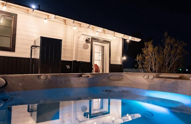 Geronimo Romantic Stargazing Cabin with a hot tub!