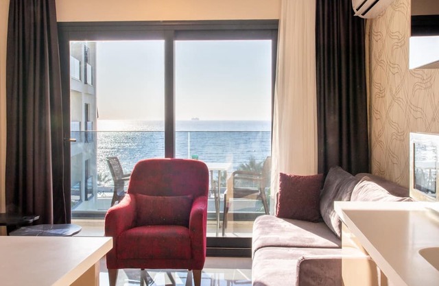 Sea View Flat w Pool 1 min to Beach in Kusadasi