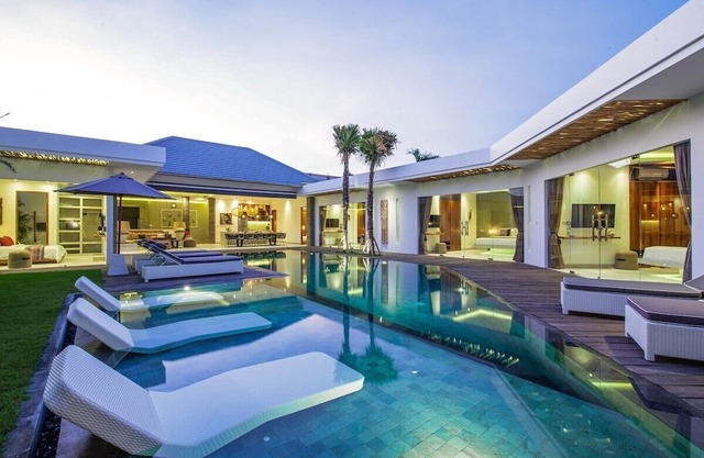 Chic 2BR Villas, Brawah Hub, 300m to Coastal Bliss