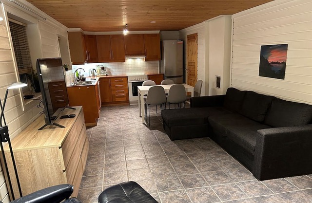 3 room apartment with parking. Near Downtown!