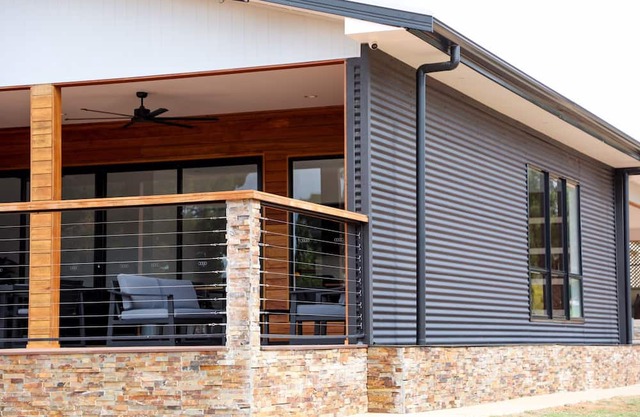 River access, bush views, newly renovated house, 5 minutes to town.