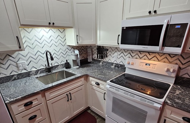 The Caboose - Cozy space, steps from downtown