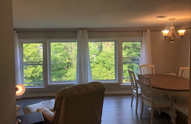 “Sojourn On South” Comfortable and Quiet 2 Bedroom Apartment