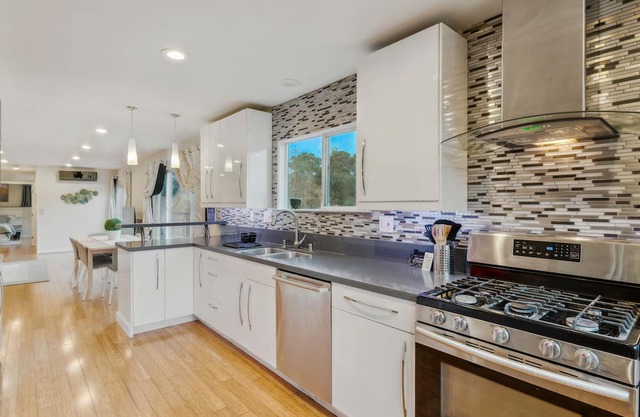 Modern Luxury in Oakland Oasis: Spacious Modern