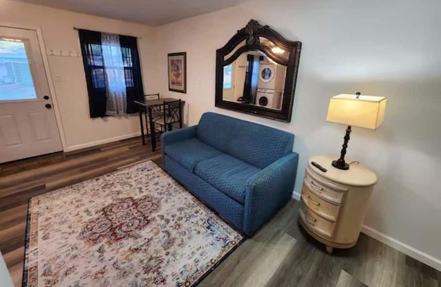 Spacious Gated 1 BR Cottage with washer and dryer