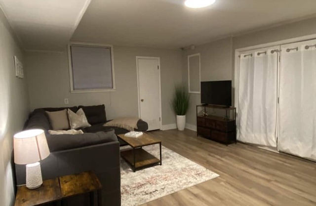 2 bed 1 bath in Charlotte Park, West Nashville. Pet Friendly!