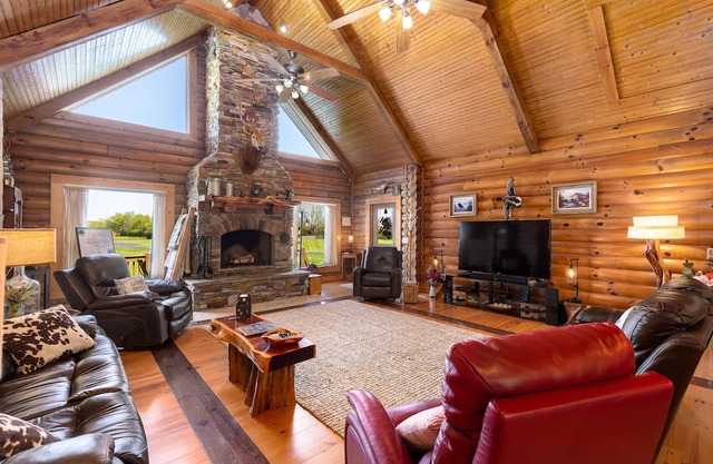 A Little "Peace" of Paradise A Log House on a Rural Franklin Farm