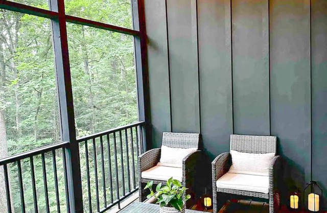 Modern Farmhouse surrounded by woods. Shopping wineries breweries hiking nearby