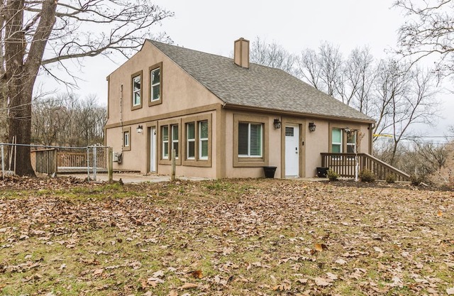 10 minutes to Kansas City downtown! Family size cabin, with game room & deck