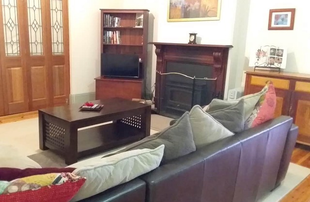2 Bedroom Apartment Town Centre. Older style cottage with 2 separate apartments