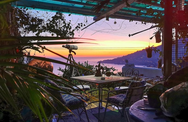 With a fantastic view of the sea and the coast, this cozy vacation apartment welcomes you to a green