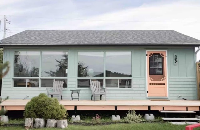 Charming 2-bedroom Riverfront paradise