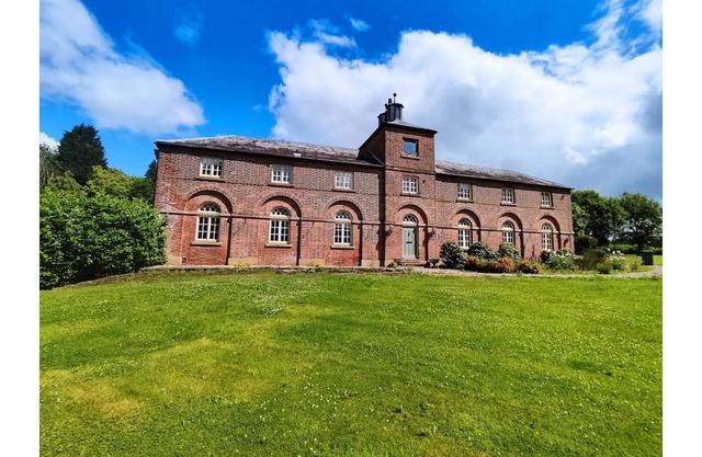 Butler's Cottage in Coach House in Private Country Estate
