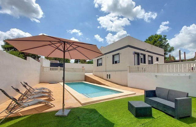 Amazing home in Turís