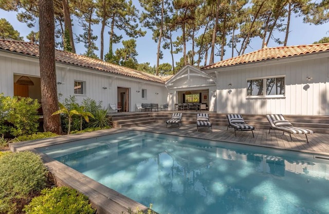 Charming 5-bedroom villa with swimming pool, calm and serenity. Top-of-the-range service