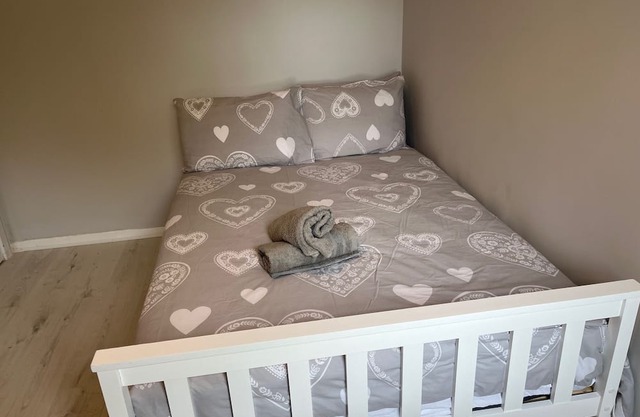 Lovely large refurbished 4 bedroom House - Welcome families and contractors