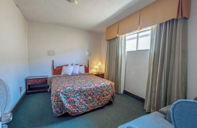 Relaxing Room w/Premium Cable Just Miles From Gallup Airport & Local Dining