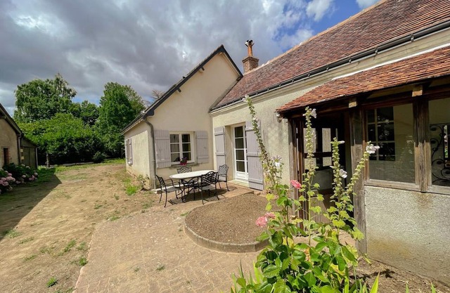 Cozy cottage with enclosed garden in Pocé-sur-Cisse
