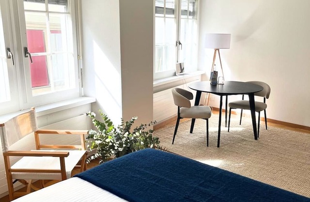 Old Town apt w/art 10min to mainstation, 5min to lake, w/washer & dryer