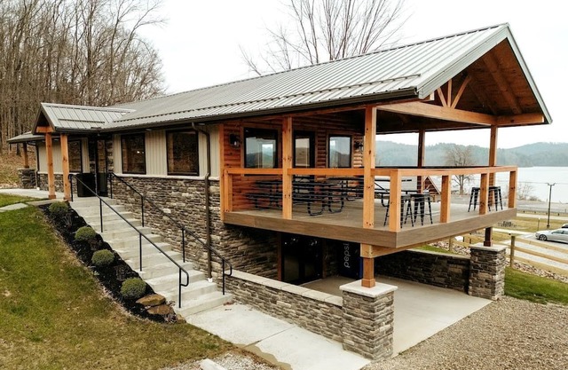 Modern Spacious Cabin with Jacuzzi and Panoramic Views in Ohio