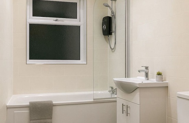 Luxury Catford Retreat Sleeps 4 2 Mins to Station Available November 🌿