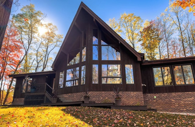 Unique cabin retreat with hot tub, in the heart of Ohio Wine Country