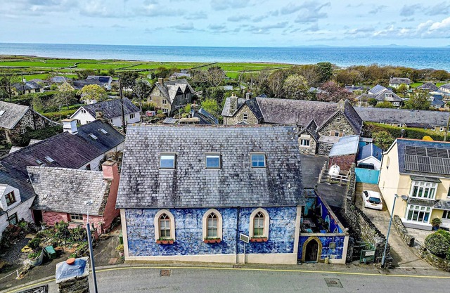 Salem The Blue Chapel - sleeps 6 guests in 3 bedrooms