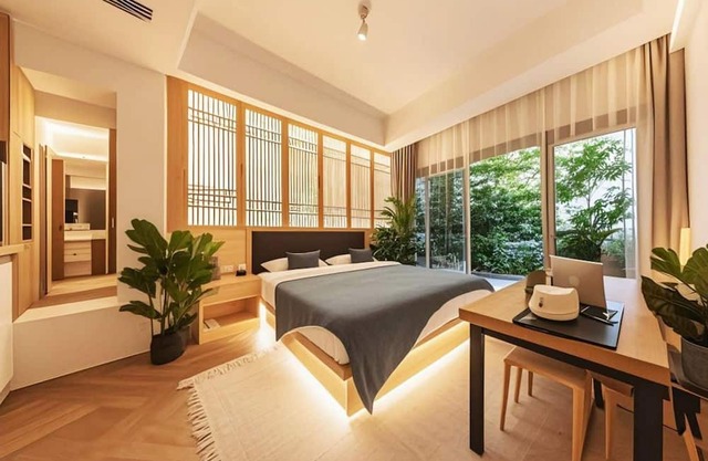 Heinemann Hotel standard king room Building A— with a jacuzzi and a local