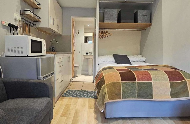 Studio - Sleeps 2 - Private Garden