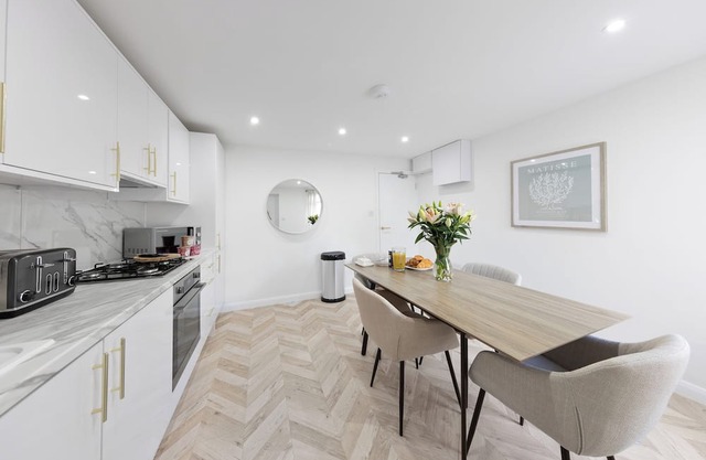 Enjoyable Cornerstone cottage with AC in charming Orpington. Sleeps 7 people