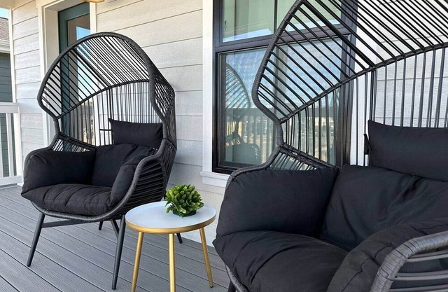 Twin Suites - Walk to Coffee & Green Spaces