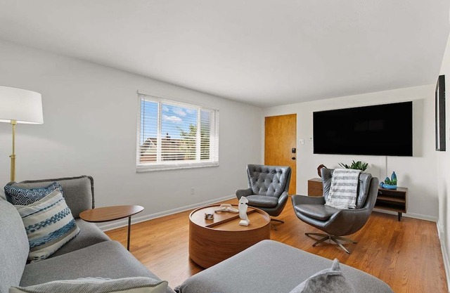 Modern Bellevue Retreat – Near Stadiums & Downtown