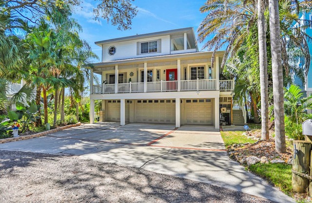 Luxurious waterfront home w/pool, hot tub, game room, dock & water activities
