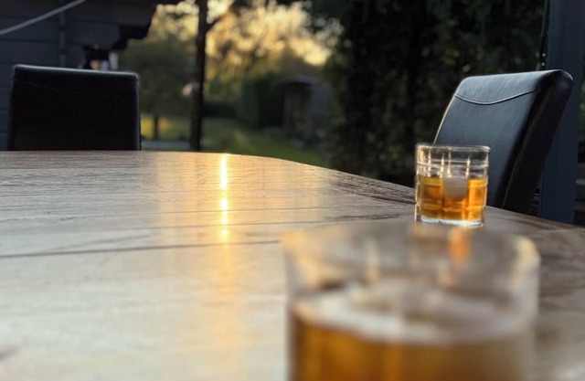 استمتع بجلسة صباحية في الحديقة، فنجان قهوة بين أحضان الطبيعة