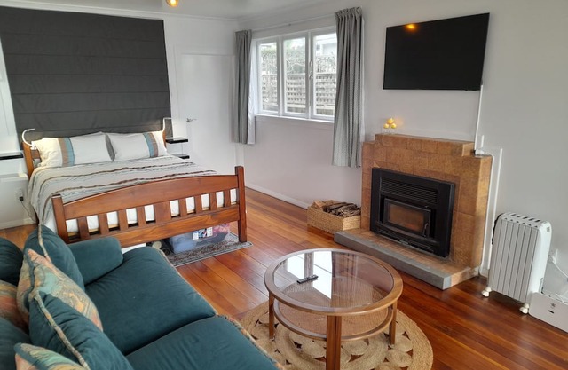 Absolute Beach Front, 25 mins from Wellington Sunset spa deck. Cosy Fire lounge.