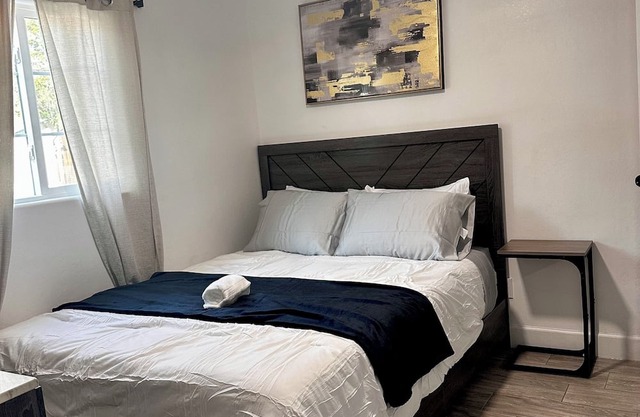 Charming 1-bedroom house in Bakersfield.Close to both Highway 58 & 99