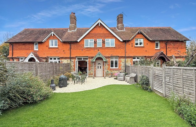 Pretty South facing cottage