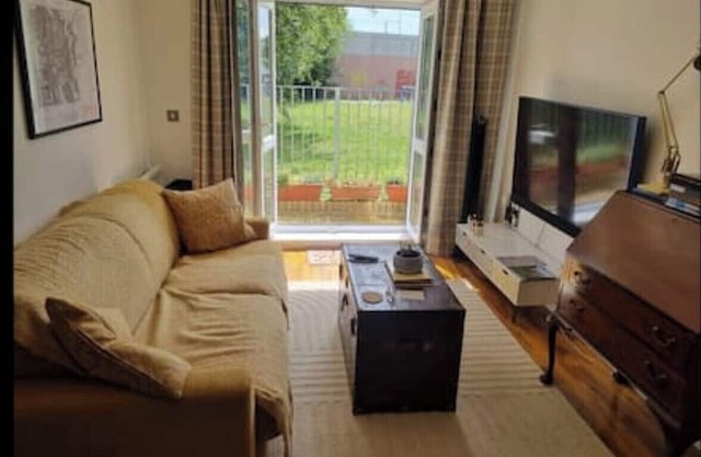 Ground floor apartment. 1 double bed, 1 double sofa bed, sleeps 4. Free parking.